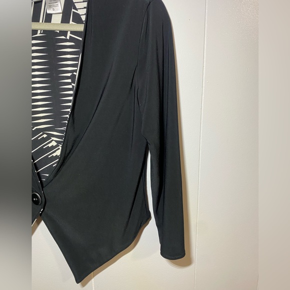 Women’s SM Nikki by Nikki Poulos top w/ button - Picture 4 of 7